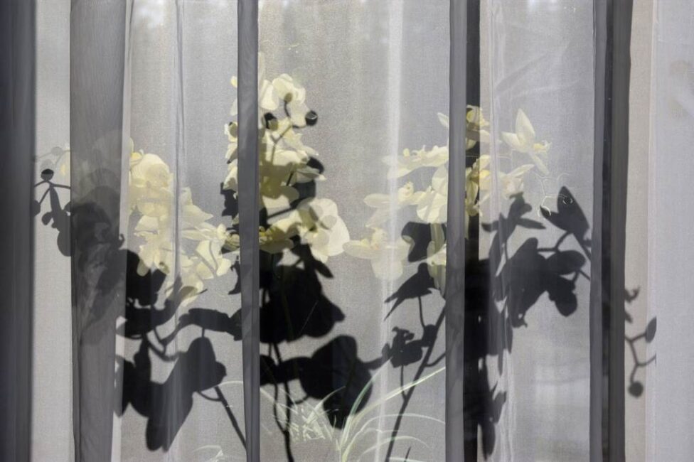 Czy montaż haczyków do zasłon jest trudny